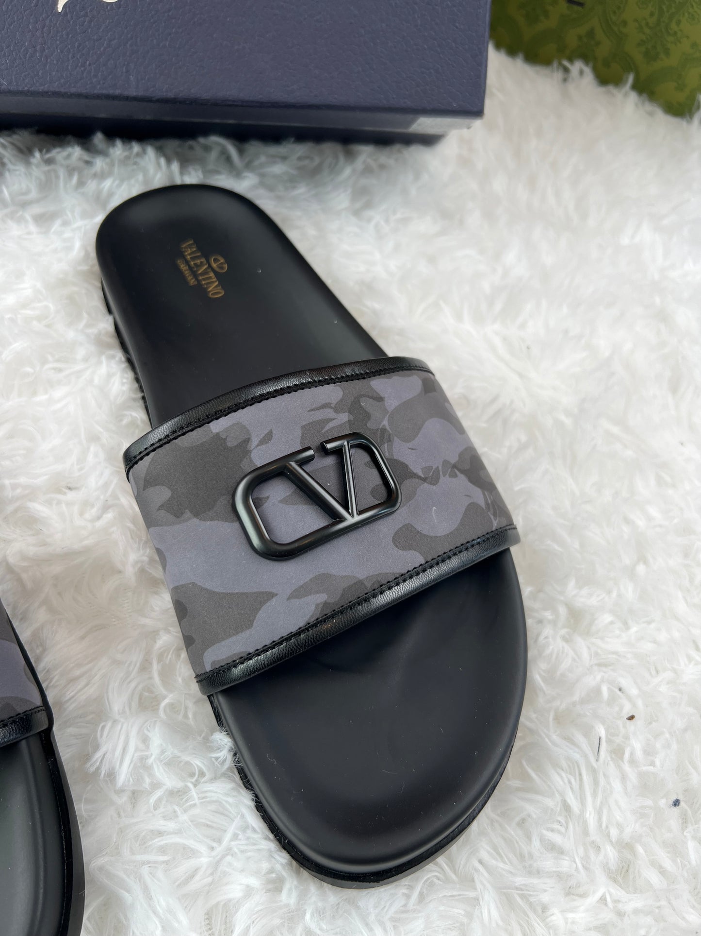 Valentino Sliders